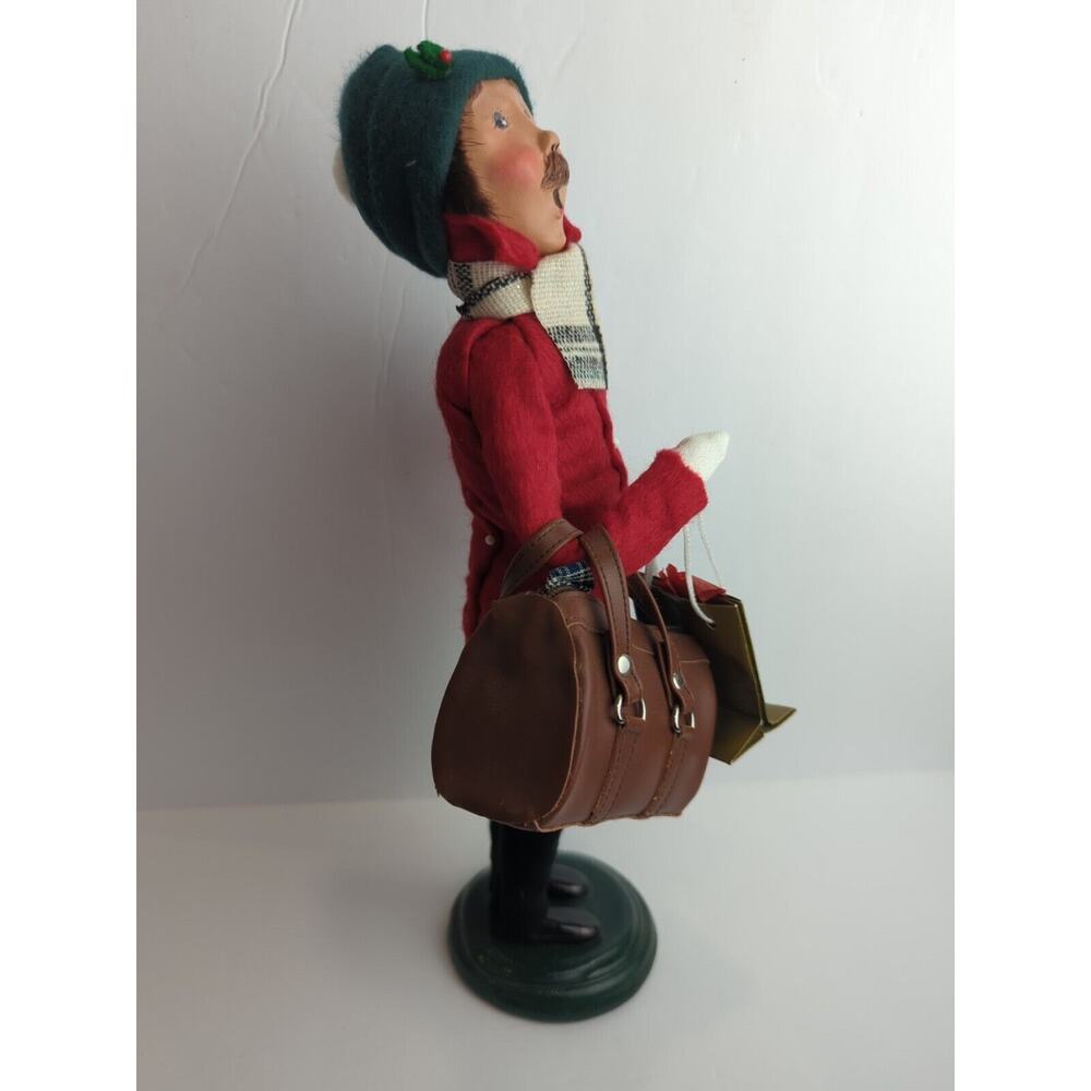 Byers Choice Carolers Male Traveler With Duffle & Gift Bag Signed 1999 - Picture 2 of 9